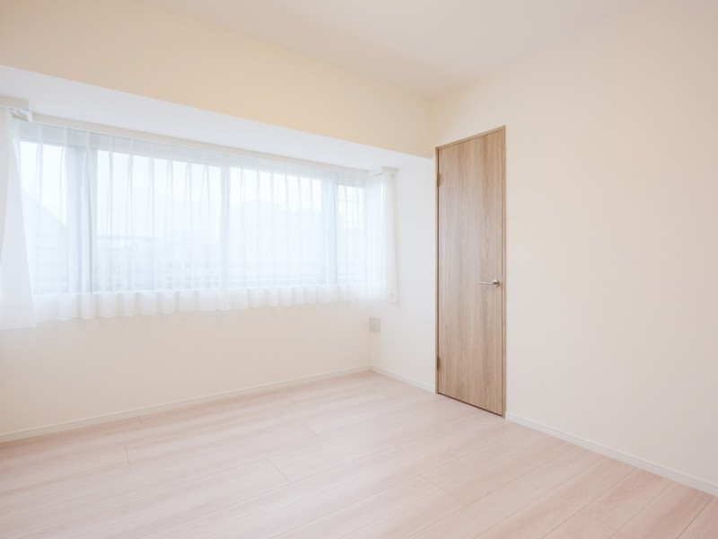 洋室2は約6.1帖の広々としたお部屋です。東向きの大きな窓があり、毎朝訪れる朝日が眠気を吹き飛ばし、すっきりとした目覚めが日常になりそうです。