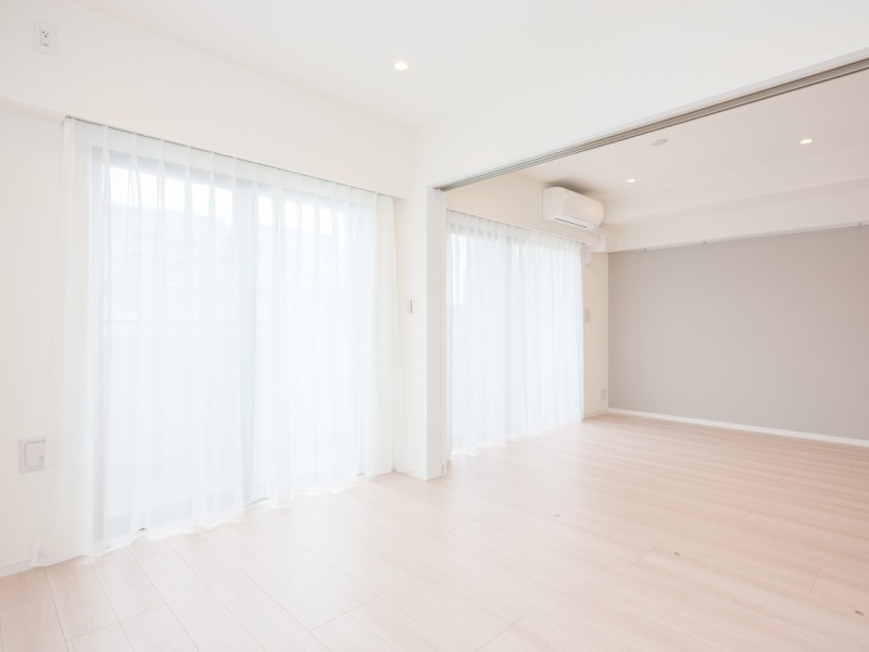 リビングに隣接する、二面採光の明るい洋室3です。普段は引き戸を開放し拡張リビングとして使ったり、来客時は引き戸を閉めてプライベート空間を隠したり、フレキシブルにお使いいただけます。