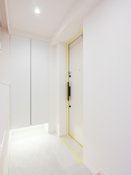 フットライトからのびる光が足元を優しく包み込む気品溢れる玄関です。天井までの高さがあるシューズボックスを備え付けたので、玄関をすっきり綺麗に保てます。