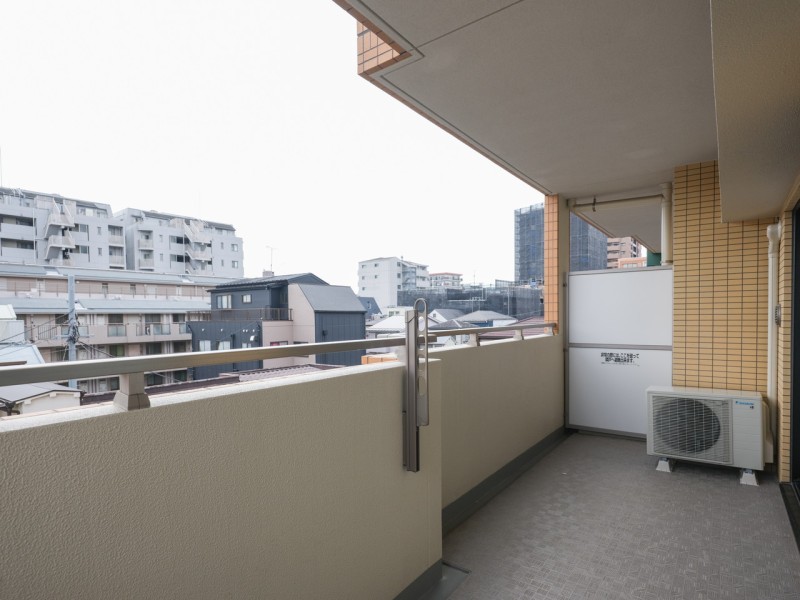 奥行のある開放感が溢れるバルコニーです。爽やかな風が感じられるリフレッシュにぴったりな空間です。