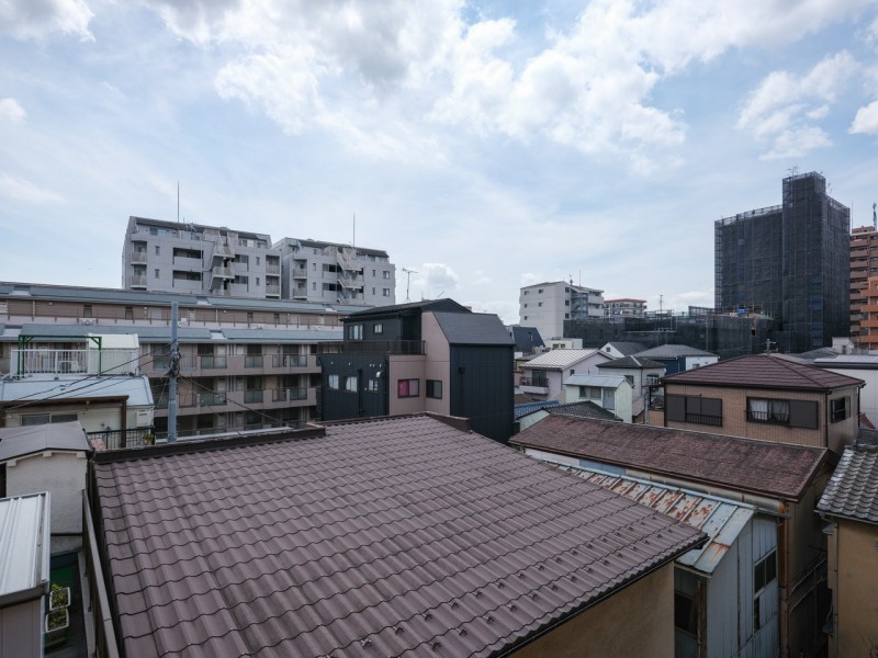 バルコニーからの眺望です。開けた空を眺めながらほっと一息つき、日常をアップデートできる空間です。