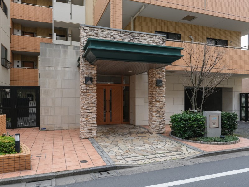 高級感と気品が溢れるエントランスです。令和3年に大規模修繕工事実施済です。