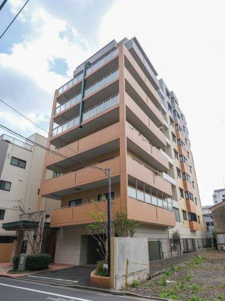 急行停車駅『大島』駅徒歩3分に立地。平成15年築、オートロック・宅配ボックス完備の管理体制良好なマンションです。夜23時まで営業の大型スーパーダイエーまでも徒歩8分です。