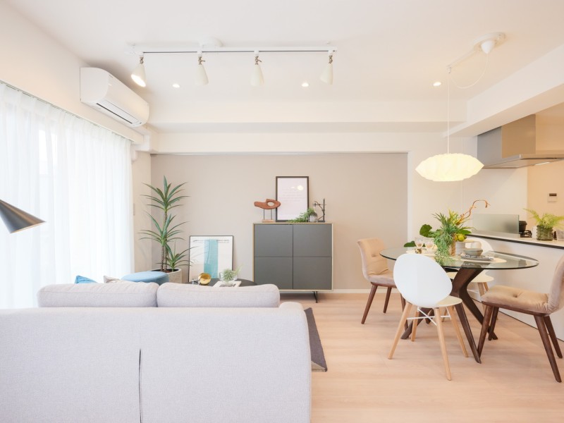 心安らぐひとときを紡ぐ、木のぬくもりを感じるフローリング材を採用。お部屋は自然の優しい温もりを添えた居心地の良い内装に仕上がりました。