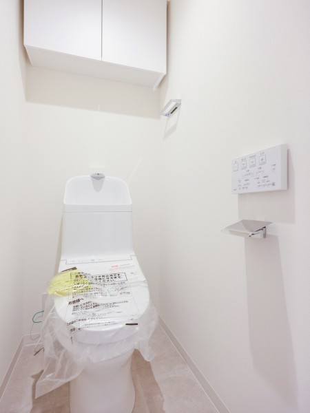 優れた節水効果や汚れが付きにくい便座など、ほしかった機能が揃ったウォシュレット一体型トイレです。上部には収納に便利な吊戸棚を備え付けました。