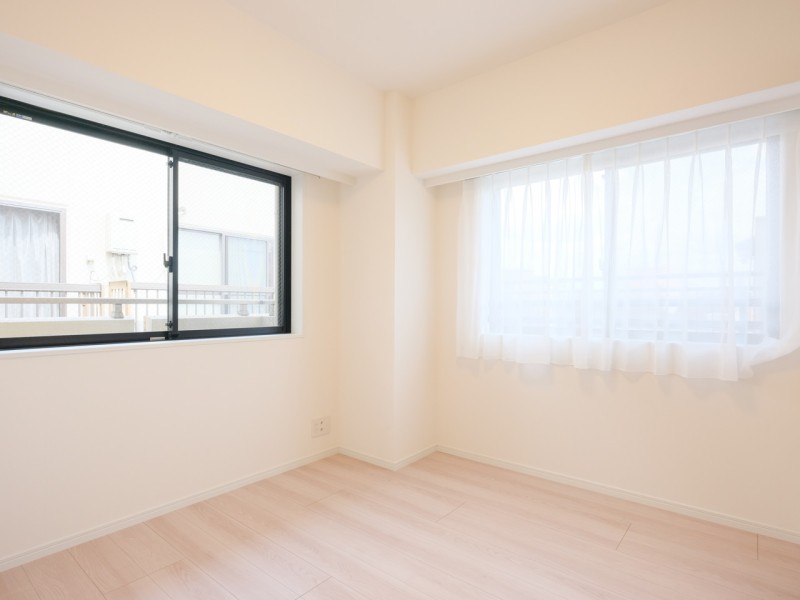 洋室1はリビングから一番遠く、プライベート性が高いお部屋です。二面採光で、穏やかな自然光が入り、のびのびとお過ごしいただけるお部屋です。