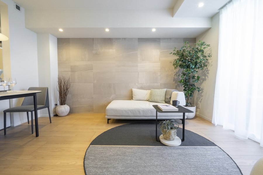 控えめな石調のアクセントタイルをダウンライトが照らす上質で洗練された空間です。リビングには床暖房を敷設したので、寒い季節でも足元からじんわり温もりを感じます。