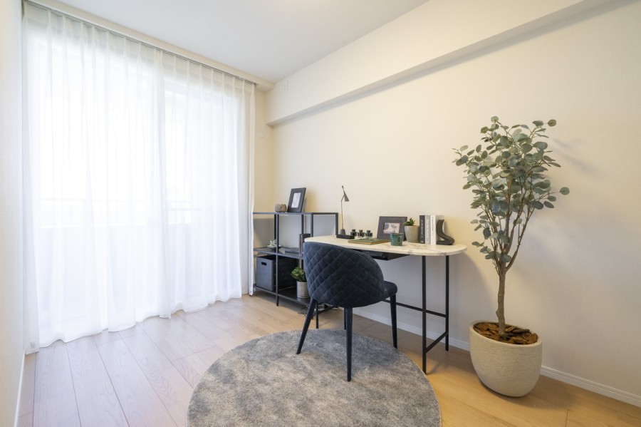 リビングに隣接した洋室2は、勉強や読書など落ち着いて作業したいときのワークスペースにぴったりです。