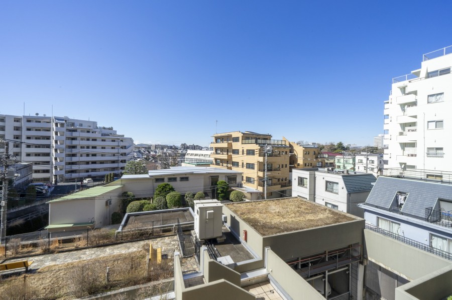 バルコニーからの開放的な眺望です。清らかで穏やかな時間が流れ、明日への活力を養うことができる大きな空が広がります。