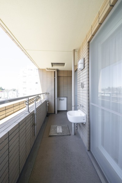 心地よい風を取り込み、空間をゆるやかに紡ぐバルコニーです。ちょっとしたガーデニングを楽しみたい方にぴったりなスロップシンクを備え付けています。