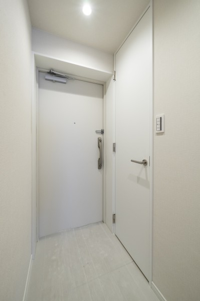 住まいの顔になる玄関は、ホワイトを基調に爽やかな空間を演出します。大切なご家族の「ただいま」「おかえり」が行き交う心温まる空間です。