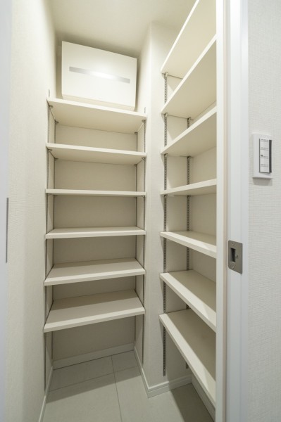 シューズインクローゼットを備え付けた玄関です。豊富な棚付きでシューズはもちろん、アウトドアグッズや雨具などの収納にも便利です。