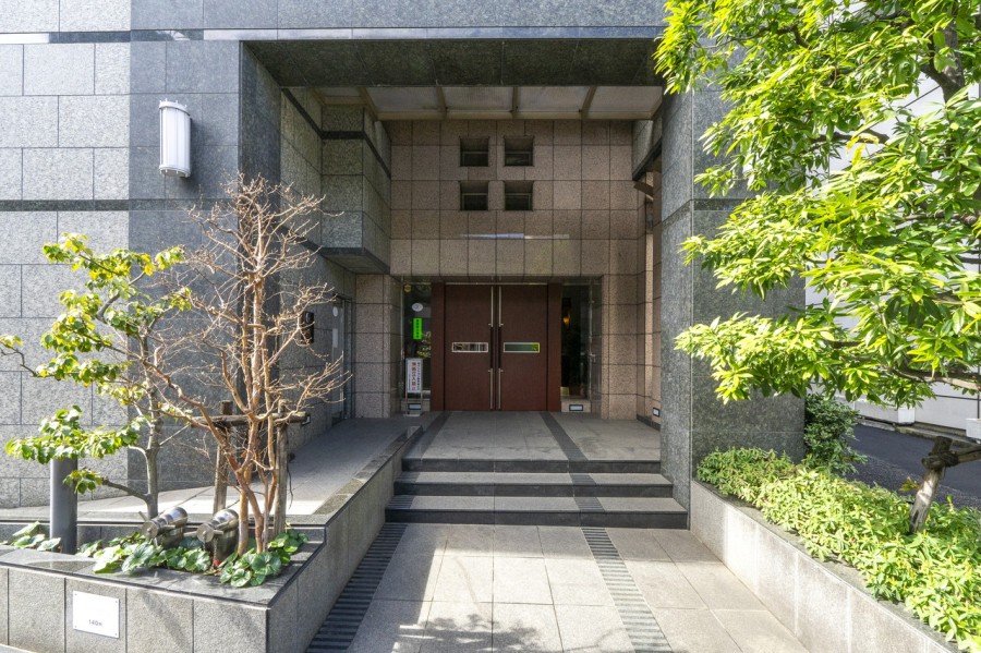 豊かな植栽が施された穏やかな趣のエントランスです。手入れが行き届いた様子からは管理体制の良さが伺えます。