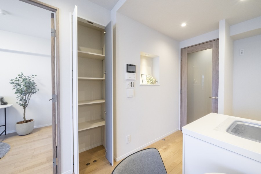 ◆リビング収納◆リビングには便利な収納棚があります。普段使いの日用品なども収納でき、すぐに取り出せるので使い勝手良好です