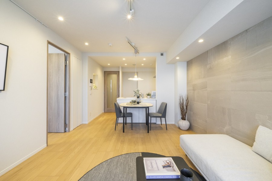 安らぎのあるひとときを紡ぐ、木のぬくもりを感じるフローリング材を採用しました。都市生活のやすらぎを深める、快適な暮らしが叶う住まいです。