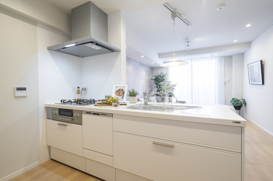 リビングにいるご家族とコミュニケーションがとりやすい開放的なオープンキッチンです。住まいと暮らしにフィットするデザイン性と機能性を兼ね備えています。