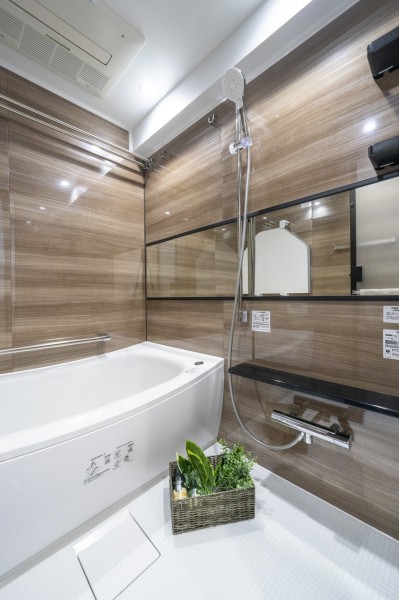 バスルームはゆったりとおくつろぎいただける癒しの空間です。光沢感のある木目調のパネルが、より一層くつろぎと高級感を醸し出します。