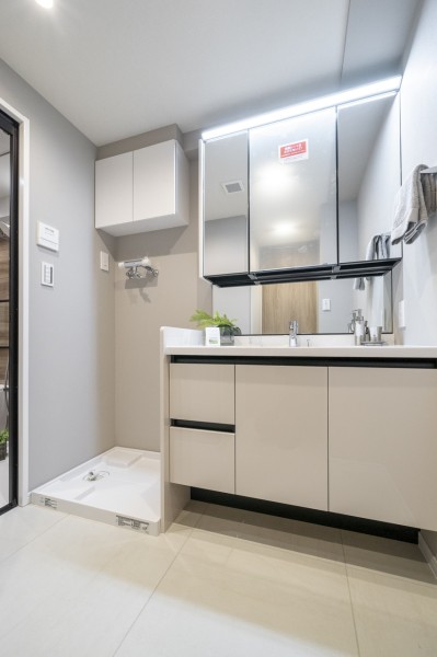 空間に美しく溶け込むスタイリッシュな洗面化粧台です。入浴後の豊かな時間を演出し、心からくつろげるプライベート空間です。