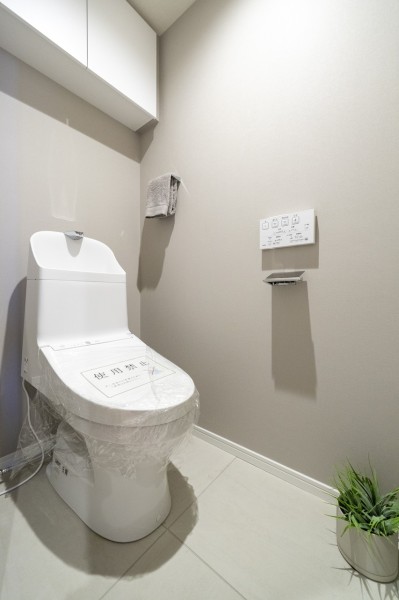 シンプルで安らぎ溢れるレストルーム。優れた節水効果や汚れが付きにくい便座など、ほしかった機能が揃ったウォシュレット一体型トイレです。