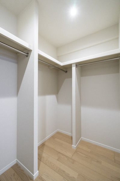 洋室1には頼もしい収納力を誇るウォークインクローゼットを備え付けました。かさばりやすいアウターやオフシーズンの家電など、たっぷり収納できますね♪