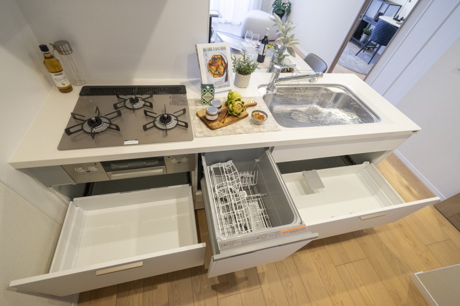 ◆食器洗浄乾燥機◆家事の時間を短縮できる優れもの。さらに節水・節約を同時に行うことができるので、大変人気があり重宝します。