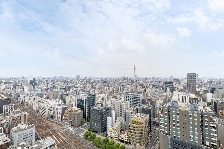 スカイツリーが望める開放感ある眺望です。高層ビル群が立ち並ぶ景色に都心の刺激を間近にしつつ、胸のすくパノラマビューに凛とした空気が流れ込みます。