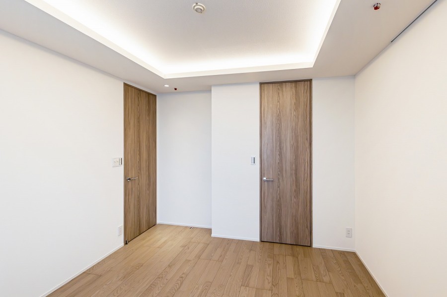 洋室1には、頼もしい収納力を誇るウォークインクローゼットを備え付けたので、荷物や衣類をたっぷり収納いただけます。