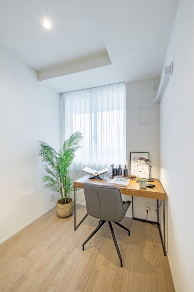 同じく東向きの、約5.2帖の洋室2です。テレワークや読書など落ち着いた時間を過ごすのにもぴったりなお部屋です。