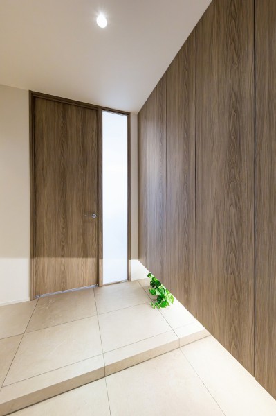 タイル貼りの高級感漂う玄関ホールです。天井までの高さがあるシューズボックスを備え付けたので、玄関をすっきり綺麗に保てます。