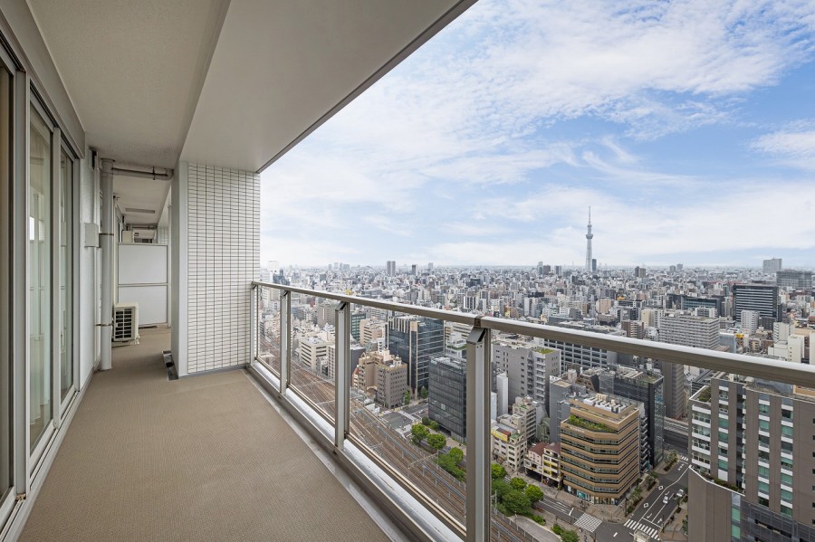 奥行きのあるバルコニーです。手すりは透明度の高いパネルタイプを採用しており、より明るく、暮らしの中で大切な光と風を演出してくれる居心地の良い空間です。