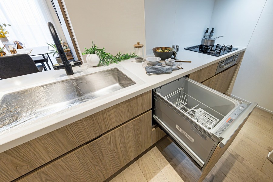 ◆食器洗浄乾燥機◆家事の時間を短縮できる優れもの。さらに節水・節約を同時に行うことができるので、大変人気があり重宝します。