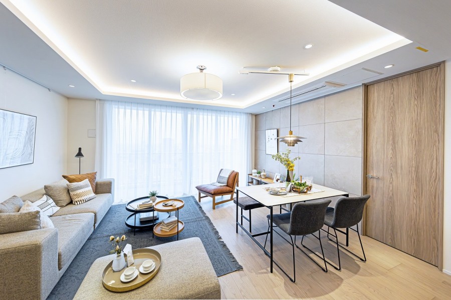 心地よい時間が流れる、約19.4帖の居心地の良いリビングダイニングキッチンです。床暖房が敷設され、大切なペットも一緒に、ご家族みなさんが一年中快適にお過ごしいただけます。