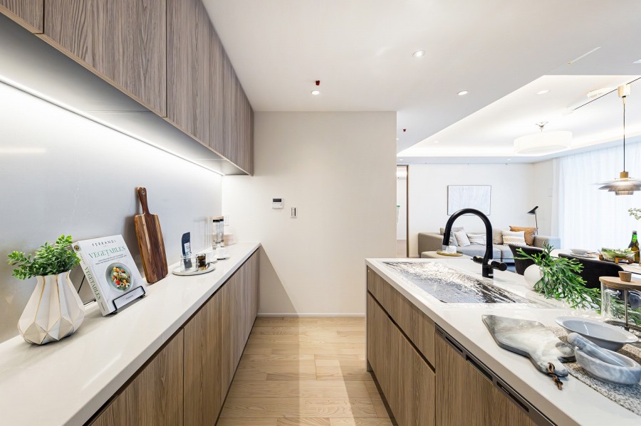 お部屋の色合いに調和した田中工藝製オリジナルキッチンです。キッチン背面には収納豊富でカウンタースペースも広いカップボードがあります。