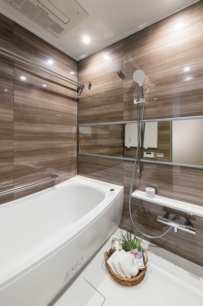 光沢のある木目調パネルが高級感を漂わせるバスルームです。ゆったりとくつろげる空間で、身体も心も癒されます。暖房・涼風・換気・乾燥機能付きで1年中快適です。