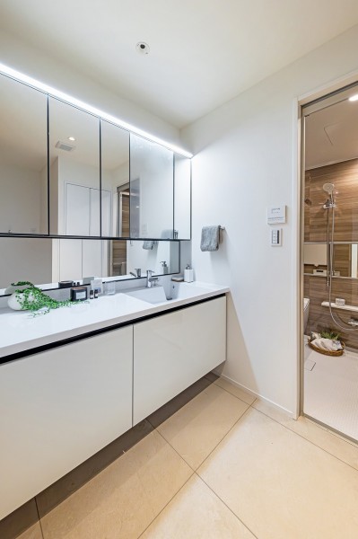 白を基調とした清潔感溢れるデザインの洗面化粧台です。頼もしい収納棚を備え付けたので、細々したものが多くなる洗面室もすっきり保てそうです。カウンター部分にもゆとりがあります。