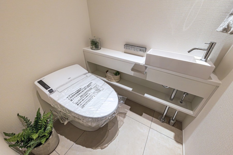 洗練されたお部屋にぴったりな上品で心落ちつくレストルームです。手洗いカウンターを備え付けています。