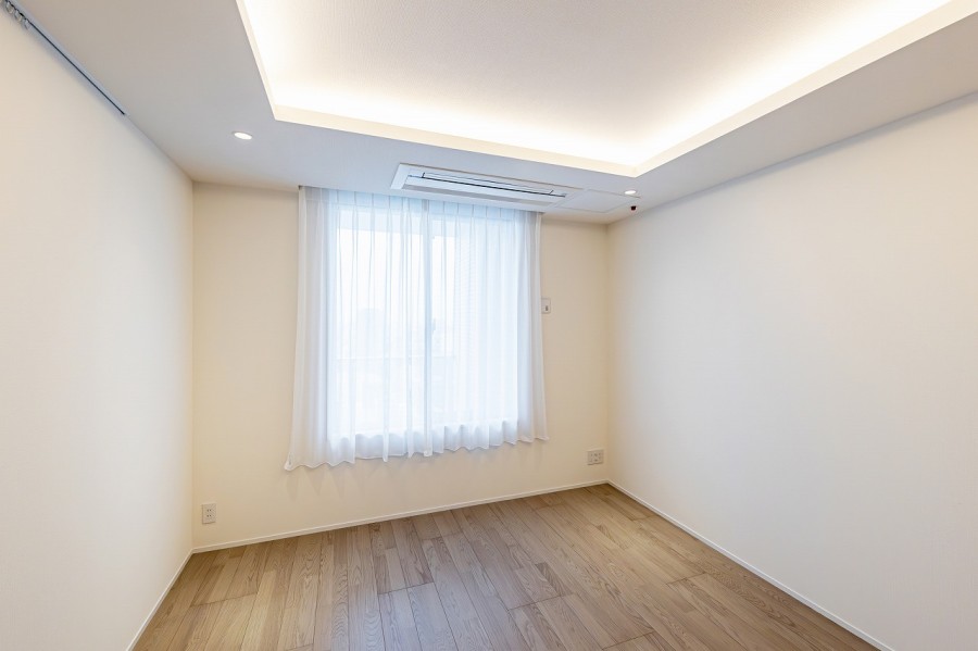 東向きの陽光溢れる洋室1です。約7.4帖のゆとりあるお部屋は主寝室にもおすすめです。