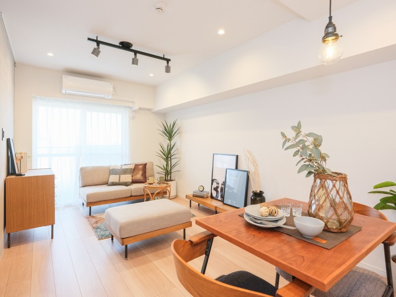 南西向きの窓から心地よい自然光が注がれるリビングダイニングです。爽やかで開放的なお部屋なので、彩り豊かな暮らしを実現できそうです。