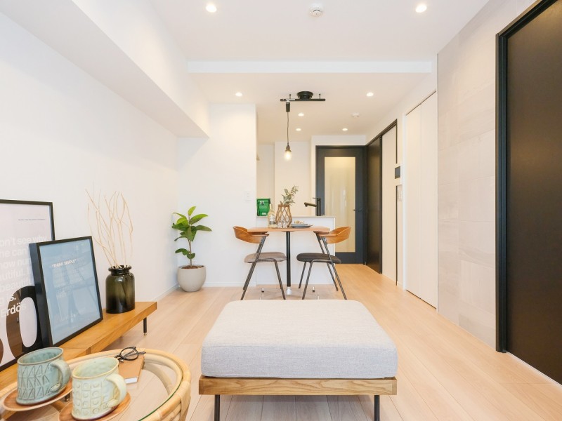 心安らぐひとときを紡ぐ、木のぬくもりを感じるフローリング材を採用。お部屋は自然の優しい温もりを添えた居心地の良い内装に仕上がりました。