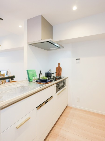 トクラス製のシステムキッチンを採用しました。開放的なオープンキッチンは、住まいと暮らしにフィットするデザイン性と機能性を兼ね備えています。