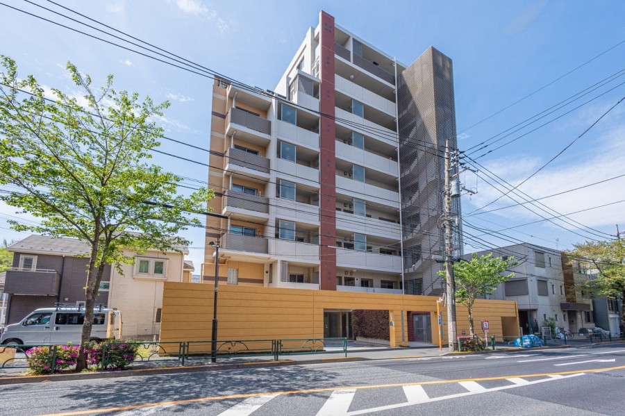 2007年竣工の7階建てマンションです。新青梅街道に面しており、春には桜模様が楽しめます。徒歩圏内に哲学堂公園があり、休日のお散歩コースにもぴったりです。