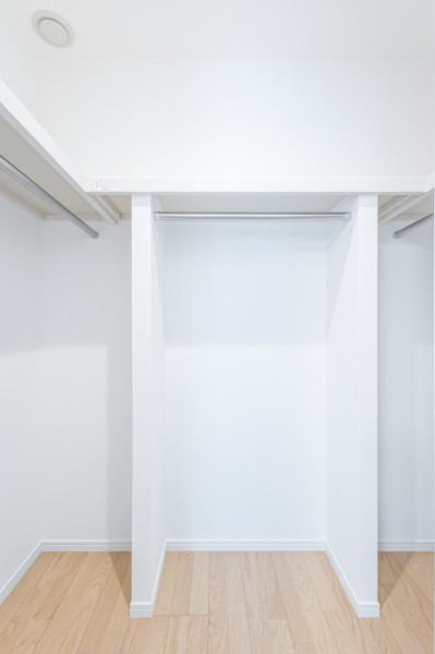 洋室1には頼もしい収納力を誇るウォークインクローゼットを備え付けました。かさばりやすいアウターやオフシーズンの家電など、たっぷり収納できそうです♪