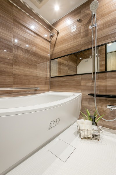 日々の疲れをしっかりと癒すゆったりとしたバスルームです。光沢のある木目調デザインがより上質なバスタイムを演出します。