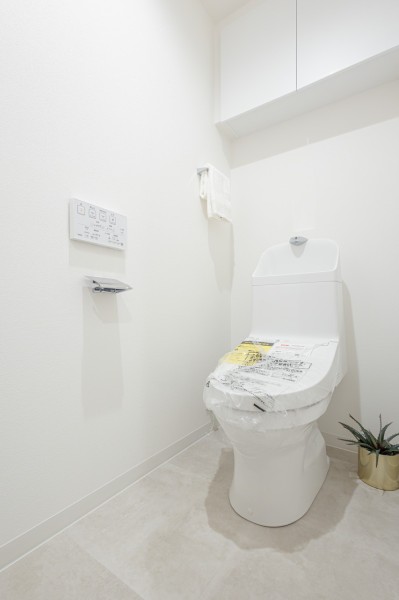 レストルームも上品さが宿る安らぎのスペースに仕上がりました。上部には収納に便利な吊戸棚を備え付けました。