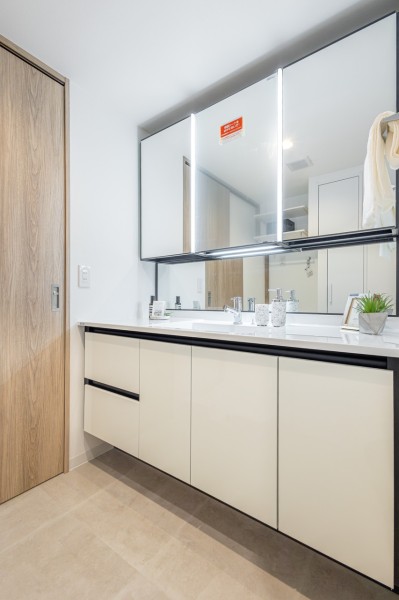 入浴後の豊かな時間を演出し、心からくつろげるプライベートスペースの洗面化粧室です。身だしなみチェックや鏡裏の収納が便利な三面鏡になっています