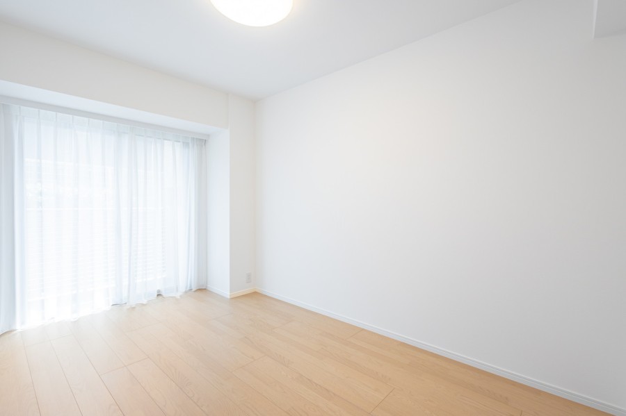 洋室1はリビングから一番遠く、プライベート性が高いお部屋です。穏やかな自然光が入り、のびのびとお過ごしいただけるお部屋です。