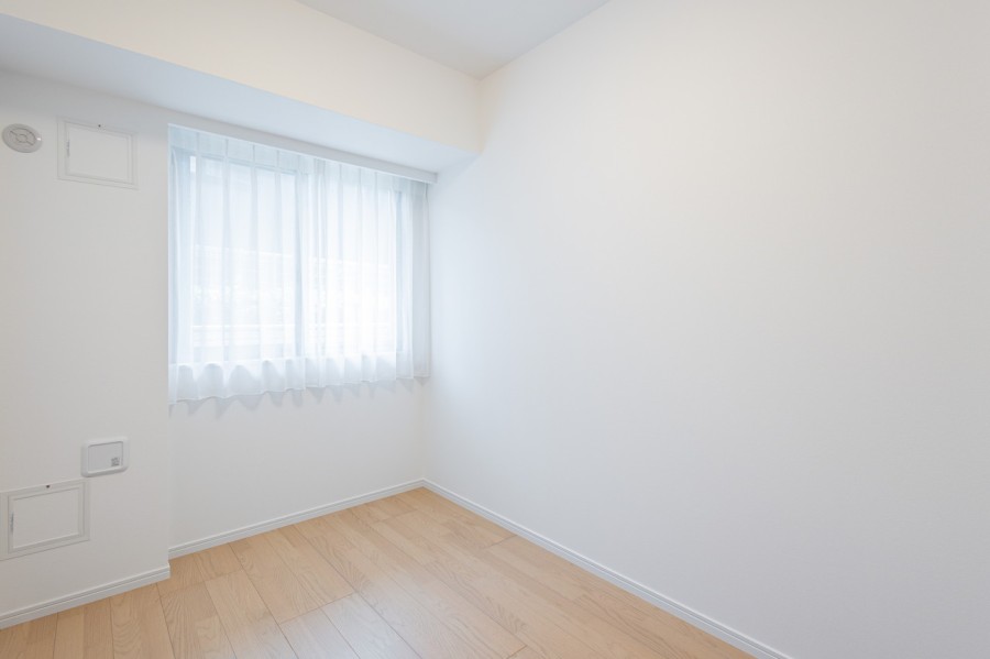 クローゼット付きの洋室2です。フローリングやホワイトで統一された壁紙がやわらかい雰囲気を演出してくれます。