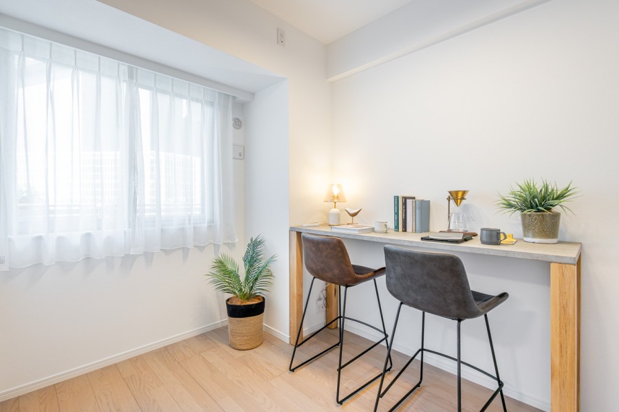 リビングに隣接した洋室3にも明るい自然光が注がれます。テレワークや読書などの作業スペースにもぴったりです。