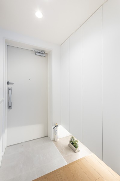 フットライトの光が格調高い雰囲気を醸し出す玄関。高さのあるシューズボックスがあります。