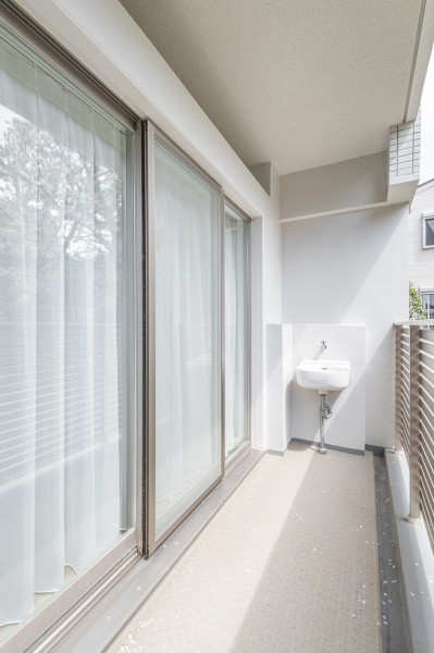 心地よい風が通り抜け、穏やかな自然光が降り注ぐバルコニーです。春には桜吹雪が届くことも。スロップシンクが備わっています。
